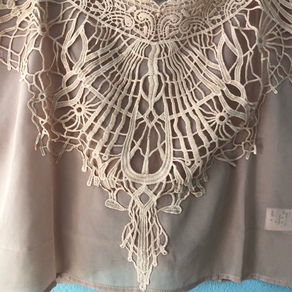 🌸 Boutique | peach tank with lace appliqué - Picture 2 of 5